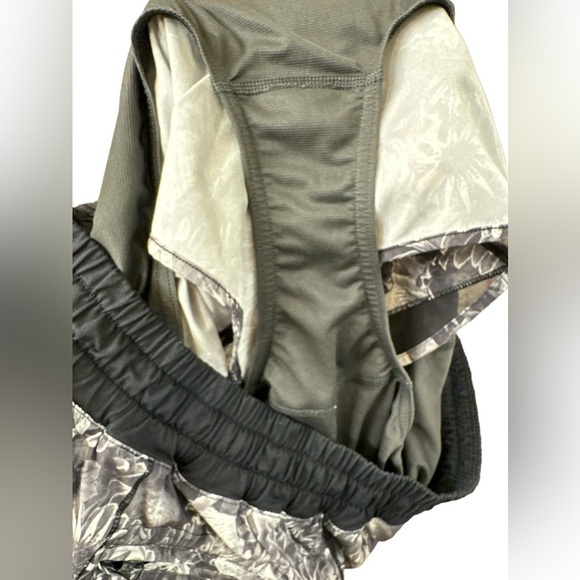 EUC Lululemon Hotty Hot Short- Women’s Size 10 - Picture 9 of 10